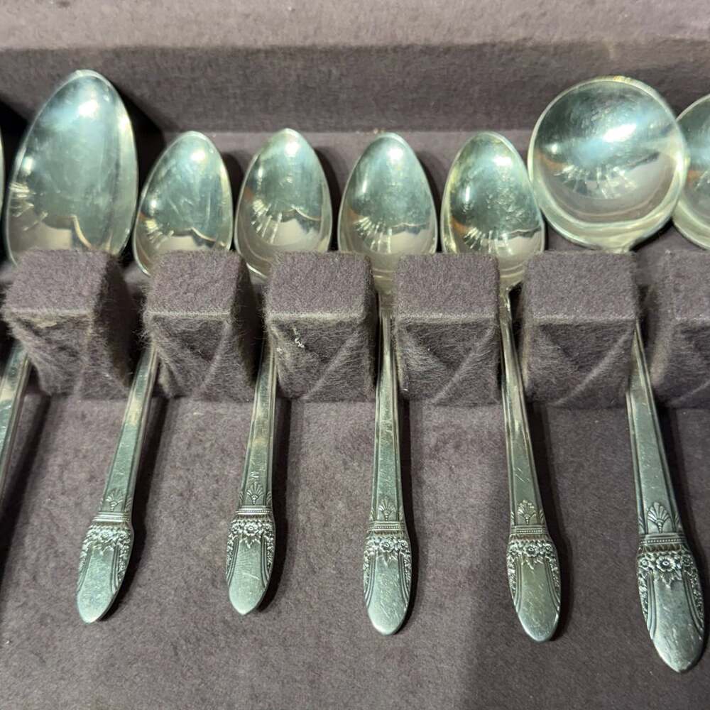 1847 Rogers Bros First Love Silverplate Flatware Set with Wood Chest 20pies set - Picture 8 of 15
